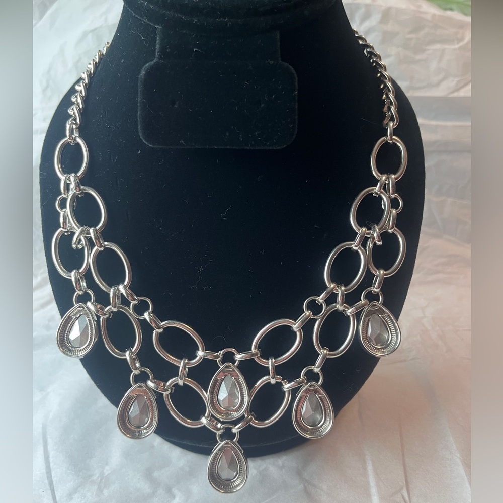 Dana BUCHMAN added & Elegant Silver Tone Necklace & earrings with Clear Crystals - Picture 3 of 11